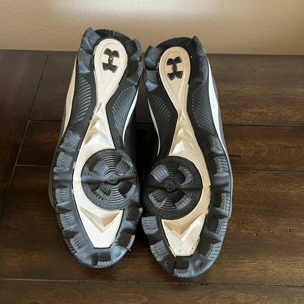 Under Armour Youth Cleats – 5.5 Youth - Picture 8 of 8